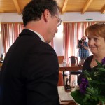 A város nevében Szabó Tibor alpolgármester köszöntötte a nyugállományba vonuló Varga Gyöngyvért, a Gondozási Központ vezetőjét
(Fotó: Vizin Balázs)