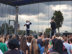 A hip-hop party után érkezik Krisz Rudi és a Fényszínház