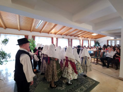 Jókívánságokkal halmozták el a város vezetőtit a Lucázó gyerekek