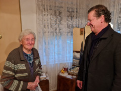 Karácsonyi csomaggal lepte meg a város a 80 év feletti szépkorúakat
